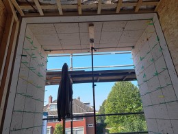 Montage entree bekleding villa met Pietra de Lorenzo